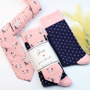 Calzini da testimone dello sposo a pois blu navy, cravatta da matrimonio floreale rosa e blu navy, cravatta rosa per lo sposo, etichette personalizzate per i calzini, set di calzini e cravatta per il matrimonio