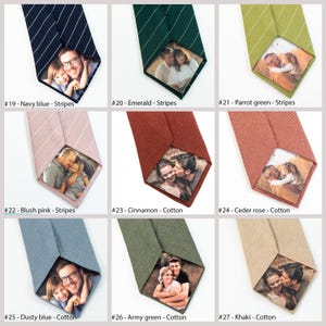 Puede incluir: Variedad de corbatas en varios colores, incluyendo azul marino, verde esmeralda y caqui. Cada corbata presenta una foto personalizada en el interior. Las corbatas tienen texturas de rayas o algod&oacute;n. La imagen incluye el texto: #19-Navy blue - Stripes, #20 - Emerald - Stripes, etc.