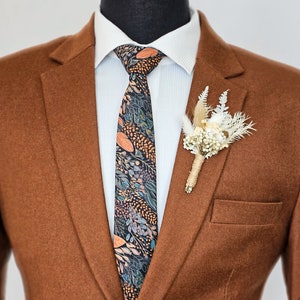 Stropdas met bloemen van terracotta en salie met zwarte basis, stropdas met gebrande oranje bloemen, stropdas met roestkleurige bloemen, stropdas met wilde bloemen, stropdas voor boho-bruiloft, rustieke stropdas