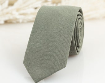 Cravate vert sauge, cravate sauge unie, cravate vert sauge poussiéreux, cravate sauge garçons d'honneur, cravate de mariage sauge, cravate vert sauge unie pochette assortie