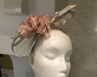 Fascinator de style années 50 - Bandeau en tissu de soie brut vintage, correspondant au voile russe, fleurs en soie et perles taillées en strass