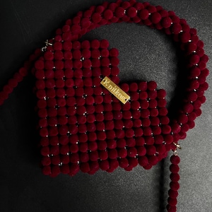 Sac en velours rouge perlé, sac en velours bordeaux, sac de soirée en perles, sac à main love perle, cadeau de la Saint-Valentin, mini pochette rouge, sac à main coeur rouge