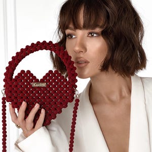 Rote Perlentasche aus Samt, bordeauxfarbene Samttasche, Abendperlentasche, rote Perlentasche, Valentinstaggeschenk, rote Mini-Clutch, rote Herzhandtasche