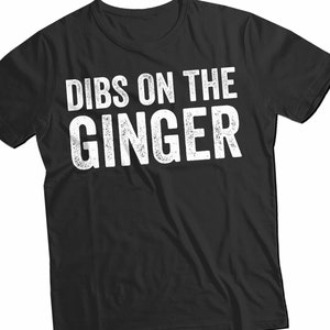 Puede incluir: Camiseta negra con texto blanco que dice "Dibs on the Ginger".