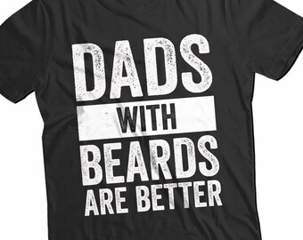 Puede incluir: Camiseta negra con texto blanco que dice "Dads with Beards Are Better".