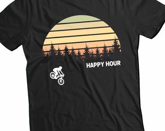 Könnte beinhalten: Schwarzes T-Shirt mit einem Retro-Sonnenuntergang-Motiv, das eine Silhouette einer Person auf einem Fahrrad und den Text "HAPPY HOUR" zeigt.