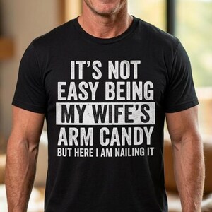 „Es ist nicht einfach, die Begleitung meiner Frau zu sein“-Shirt – Lustiges Ehemann-Shirt von der Ehefrau – Papa-Witz-Shirt – Geburtstagsgeschenk für den Ehemann – Vatertags-Shirt