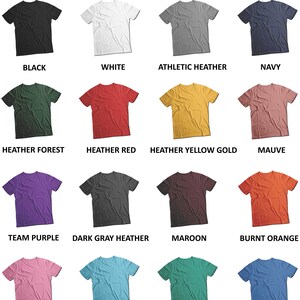 K&ouml;nnte beinhalten: Eine Auswahl an T-Shirt-Farben, darunter Schwarz, Wei&szlig;, Athletik-Heather, Marineblau, Heather Forest, Heather Red, Heather Yellow Gold, Mauve, Team Purple, Dark Grey Heather, Maroon, Burnt Orange, Pink, Ocean Blue, Kelly und True Royal.
