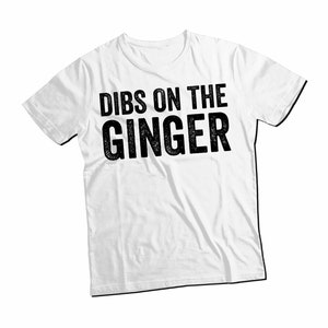 Puede incluir: Camiseta blanca con texto negro que dice "DIBS ON THE GINGER".