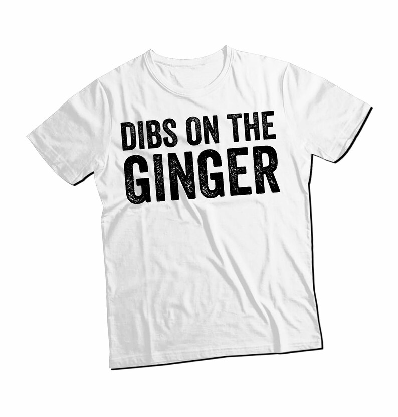 Puede incluir: Camiseta blanca con texto negro que dice "DIBS ON THE GINGER".
