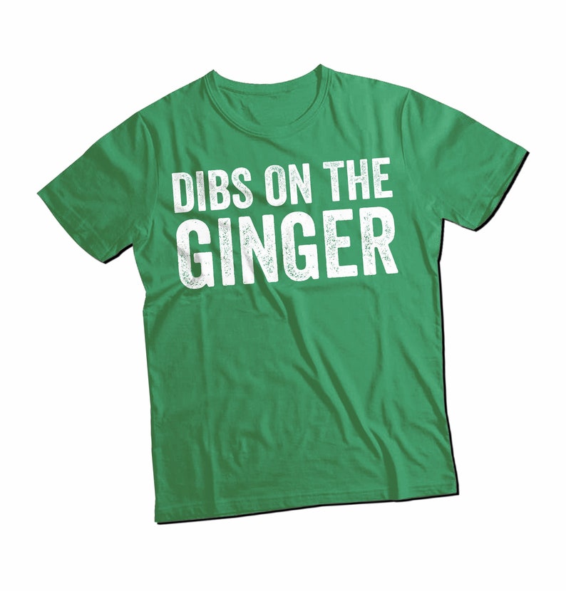 Puede incluir: Camiseta verde con texto blanco que dice "Dibs on the Ginger".