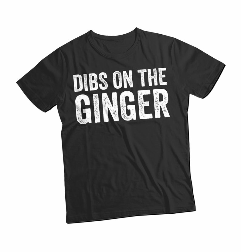 Puede incluir: Camiseta negra con texto blanco que dice "Dibs on the Ginger".