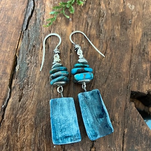 Rustika örhängen i keramik och Hubei-turkos, smycken i glaserad keramik.