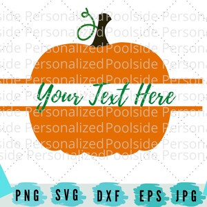 Könnte beinhalten: Ein orangefarbener Kürbis mit einem grünen Stiel und einem weißen Banner mit der Aufschrift "Your Text Here".