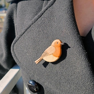 Handgefertigte Hölzerne Robin Vogel Pin Brosche, Natur Liebhaber Geschenk
