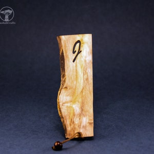 Marcapáginas de madera hecho a mano personalizado