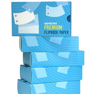 Pode incluir: Uma pilha de cinco caixas azuis com padr&otilde;es brancos e azuis. A caixa superior tem o texto "Andymotion's Premium Flipbook Paper" impresso nela.