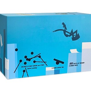 Pode incluir: Uma caixa azul com uma ilustra&ccedil;&atilde;o branca e azul de uma pessoa folheando p&aacute;ginas. A caixa cont&eacute;m 800 folhas de papel de flipbook premium e inclui 32 parafusos e pinos de press&atilde;o. O texto "800 folhas de papel de flipbook premium" e "Ferramenta de parafuso de flipbook" est&aacute; impresso na caixa.