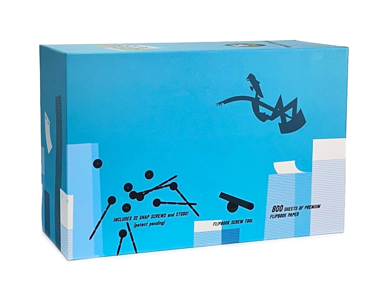 Pode incluir: Uma caixa azul com uma ilustra&ccedil;&atilde;o branca e azul de uma pessoa folheando p&aacute;ginas. A caixa cont&eacute;m 800 folhas de papel de flipbook premium e inclui 32 parafusos e pinos de press&atilde;o. O texto "800 folhas de papel de flipbook premium" e "Ferramenta de parafuso de flipbook" est&aacute; impresso na caixa.