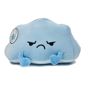 Może przedstawiać: Jasnoniebieska pluszowa chmura z grymasem, z haftowanymi czarnymi oczami i zakrzywionymi ustami. Zabawka ma małe niebieskie ramiona i metkę z napisem "Grumpy Cloud".