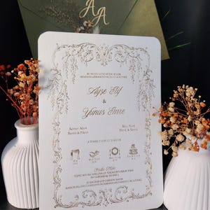 オリーブグリーンの封筒入り結婚式招待状（ワックスシール、金箔プリント、ボタニカルアクリル招待状、ドライフラワー付き）