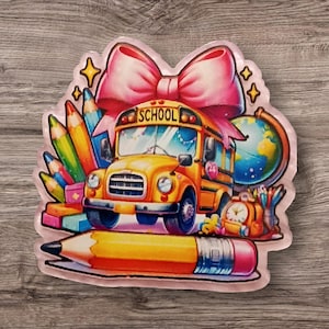 Op de afbeelding: Een kleurrijk ontwerp met een schoolthema met een gele schoolbus met het woord "SCHOOL" erop, een roze strik, potloden, een wereldbol en een groot potlood. Het ontwerp bevat sterren en een klok.