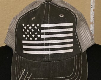 Cappellino da camionista con bandiera americana ricamata: tinta rossa, stile patriottico - Italia