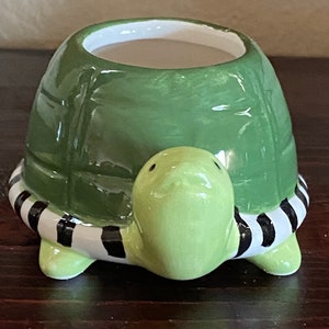 Sukkulentenhalter (KLEIN), Schildkröte, Keramiktierpflanzgefäß oder Dekostück (5x9cm) für künstliche Sukkulenten, Büroklammern, etc.