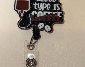 Portatarjetas retráctil para credenciales de café: mi tipo de sangre es café. Portatarjetas retráctil para profesionales médicos.