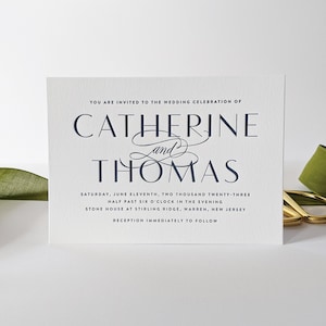 Invitación de boda azul marino con tipografía, declaración moderna con tipografía Invitación de boda de alta gama Invitaciones Suite Brujas