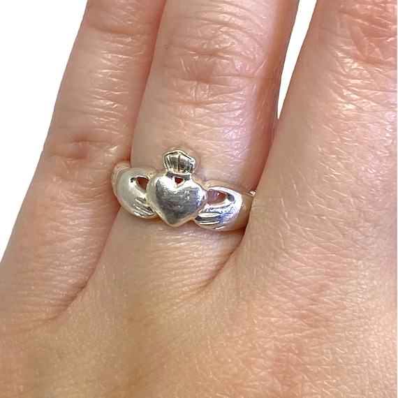 Avon Sterling Silver Claddagh Ring - image 7
