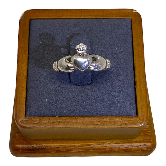 Avon Sterling Silver Claddagh Ring - image 4