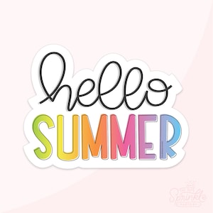 以下が含まれることがあります： 虹色のカラーリングで「hello summer」と書かれたステッカー。文字は黒で縁取られ、白い影がついています。