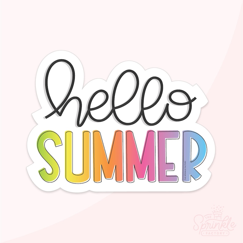 K&ouml;nnte beinhalten: Ein Aufkleber mit dem Text "hello summer" in einem Regenbogen-Farbschema. Die Buchstaben sind schwarz umrandet und haben einen wei&szlig;en Schatten.