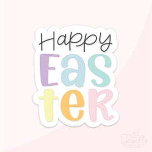 以下が含まれることがあります： パステルカラーの文字で書かれた「ハッピーイースター」のステッカー。文字は遊び心のあるフォントで、白で縁取られています。