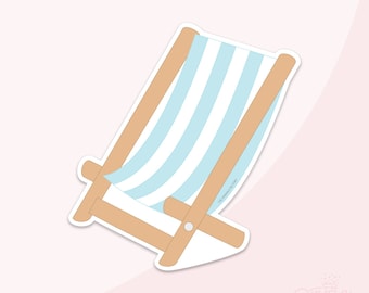 Könnte beinhalten: Ein hellblauer und weiß gestreifter Strandstuhl mit einem Holzrahmen. Der Stuhl ist nach hinten gekippt und die Rückenlehne ist gestreift. Der Stuhl ist auf weißem Hintergrund isoliert.
