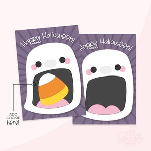 Può includere: Due biglietti a tema Halloween con un design a fantasma dei cartoni animati. Un biglietto mostra un fantasma con una caramella a forma di pannocchia in bocca, l'altro è vuoto. I biglietti hanno il testo "Happy Halloween!" e "Add cookie here!"