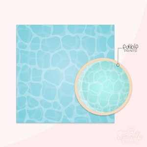 Puede incluir: Una impresión comestible azul y blanca de una piscina con agua ondulada. La imagen se muestra en forma cuadrada con un círculo recortado para mostrar el detalle de la impresión. El texto "Edible Prints!" se muestra en la esquina superior derecha de la imagen.