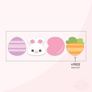 Könnte beinhalten: Ein Set mit vier Mini-Ausstechern in Pastellfarben, mit einem Hasen, einem Ei, einem Herzen und einer Karotte. Die Ausstecher sind mit "4 Piece Mini Set" beschriftet.