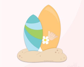 Könnte beinhalten: Illustration von zwei Surfbrettern, eines türkis und grün, das andere gelb, auf einer sandigen Basis. Das gelbe Surfbrett zeigt eine Handgeste und eine weiße Blume. Der Hintergrund ist hellrosa.
