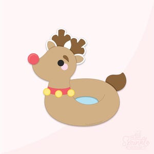 Puede incluir: Un flotador de reno de dibujos animados con una nariz roja, cuernos marrones y un collar rojo con detalles amarillos. El flotador tiene un centro azul claro y una cola marrón, sobre un fondo rosa claro.