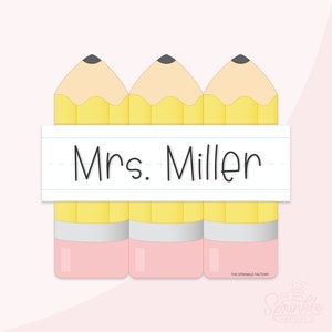 Pode incluir: Três lápis amarelos com borrachas cor-de-rosa e um rótulo de papel branco com o texto "Mrs. Miller" sobre um fundo rosa.
