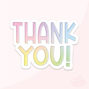 以下が含まれることがあります： 虹色のグラデーションステッカーに、太字で縁取りされたフォントで「THANK YOU！」というテキストが書かれています。
