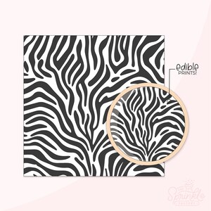 Op de afbeelding: Eetbaar beeld met zwart-wit zebraprint. De afbeelding is vierkant en toont een close-up van de zebraprint. "Edible Prints!" staat in de rechterbovenhoek van de afbeelding.