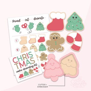 Puede incluir: Un kit de decoración de galletas de Navidad con cortadores de galletas de hombre de jengibre, calcetín, bastón de caramelo y árbol de Navidad. El kit incluye instrucciones para amasar, cortar y decorar las galletas. El texto en el empaque dice "CHRIS TMAS cookie decorating kit".