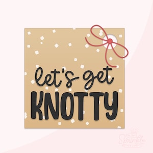 Könnte beinhalten: Eine braune Karte mit weißen Konfetti und einer roten Schnur, die durch ein Loch in der oberen Ecke gebunden ist. Die Karte sagt "let's get knotty" in schwarzen Buchstaben.