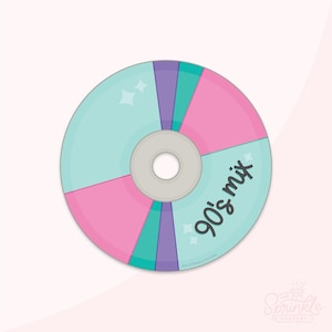 Może przedstawiać: Kolorowa płyta CD o retro designie. Dysk podzielony jest na sekcje w kolorze jasnoniebieskim, różowym, fioletowym i turkusowym. Słowa "90's mix" są napisane czarną, odręczną czcionką. Obok tekstu znajdują się dwie małe gwiazdki.