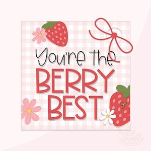 Könnte beinhalten: Eine quadratische Karte mit rosa Vichy-Muster im Hintergrund. Der Text "You're the BERRY BEST" ist in Schwarz und Rot gehalten. Erdbeeren und rosa Blumen verzieren die Karte. Oben ist eine rote Schleife befestigt.