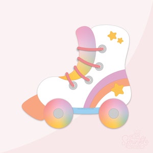 Könnte beinhalten: Ein weißer Rollschuh mit regenbogenfarbenen Rädern und Schnürsenkeln. Der Schuh hat ein regenbogenfarbenes Design in Pink, Orange und Gelb an der Seite mit zwei gelben Sternen.