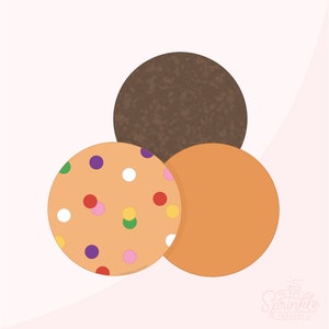 Puede incluir: Tres cortadores de galletas redondos, uno marrón, uno naranja y uno naranja con lunares de colores.